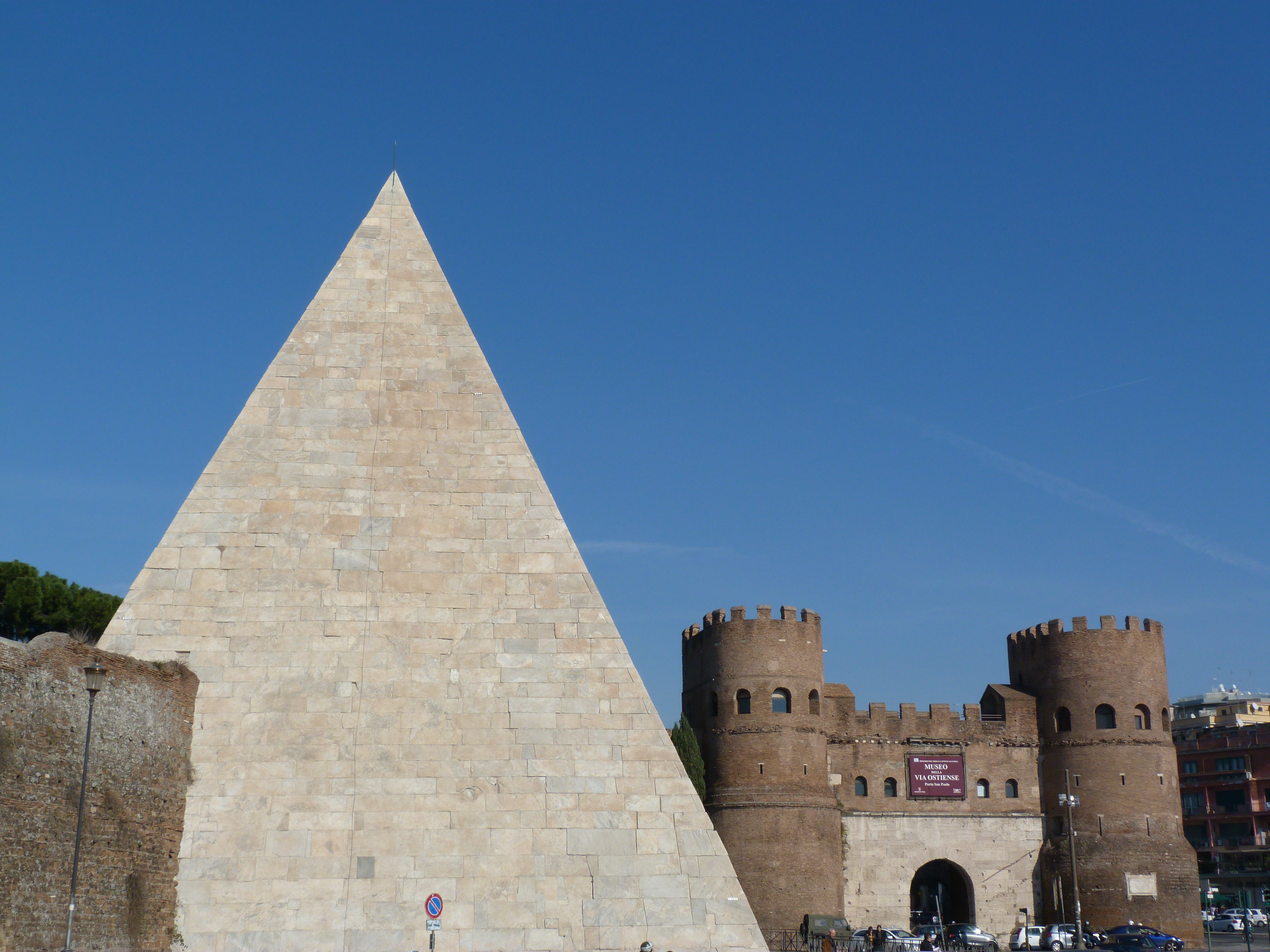 Piramide Cestia roma point of view